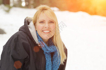 迷人的女在冬天雪里玩得开心图片