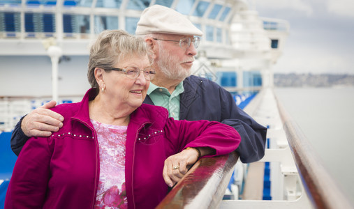 快乐的老年情侣享受着豪华游轮的风景图片
