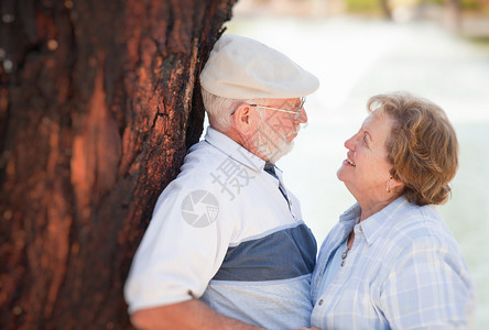 快乐的老年情侣在公园里约会游玩图片