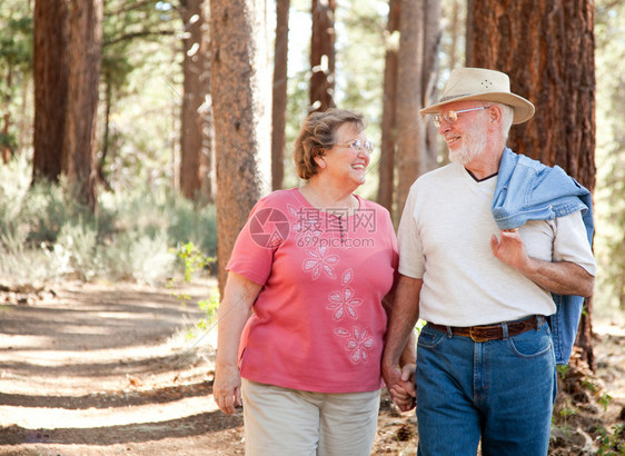 爱的老年夫妇一起散步享受户外生活图片