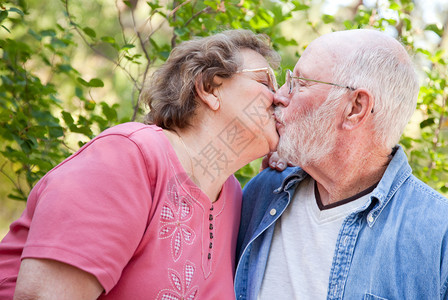 爱的老年夫妇亲吻和享受室外在一起图片