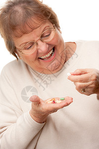 高龄妇女生病·吃药丸背景图片