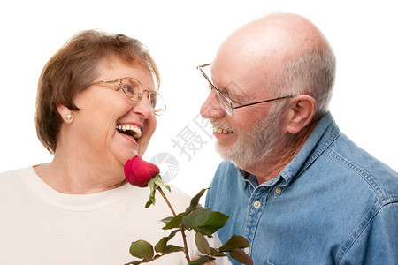 拿着玫瑰花的幸福情侣图片
