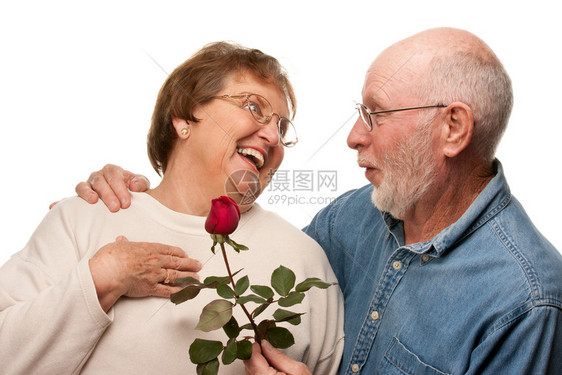 快乐的老年丈夫把红玫瑰送给被白种背景孤立的妻子图片