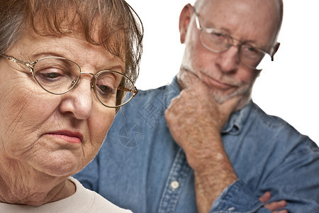 愤怒的老年夫妇在一场可怕的争吵中图片