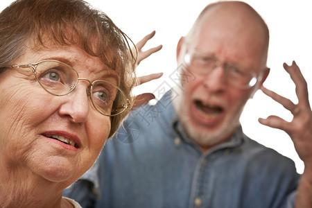 愤怒的老年夫妇在一场可怕的争吵中图片