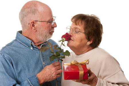 幸福的老年情侣互相送情人节礼物图片