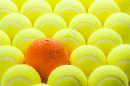 一套全新的网球和一套橙色图片