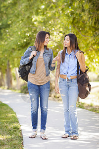 两名女学生在校园散步图片