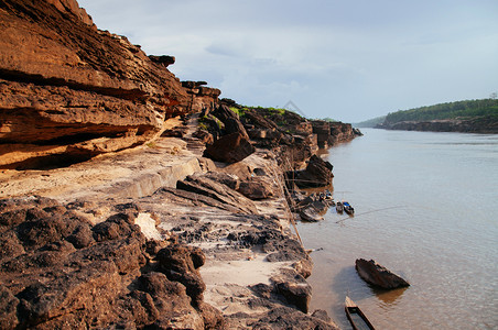 mekong河边的大沙岩峡谷悬崖海岸线和当地thai渔船在thailndbhuoratchni和lnd被禁图片
