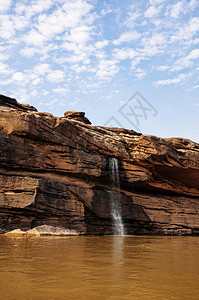 塔伊兰大沙石峡谷悬崖海岸线和瀑布倒在mekong河上图片