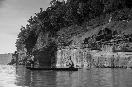 2010年5月17日泰国乌邦ratchathani湄公河大沙石峡谷悬崖岸线和泰国当地渔民在班帕陈非黑即白的图片