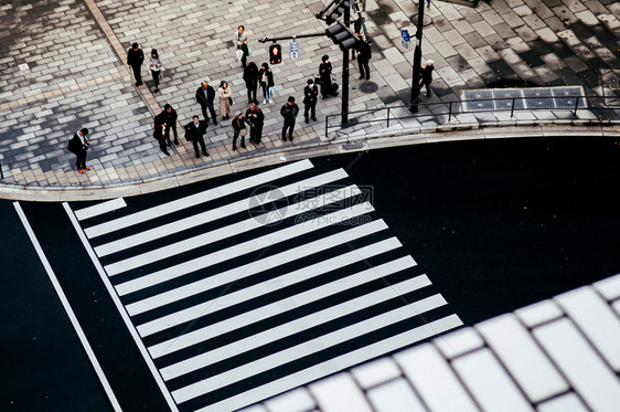 2019tokyjapn现代城市从空中横行东京市中心商业区与人们的街头照片图片