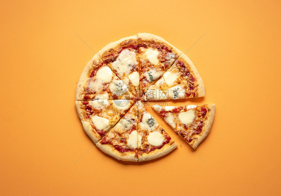 披萨切片奶酪切成8块美味自制披萨顶层只配奶酪和番茄酱图片