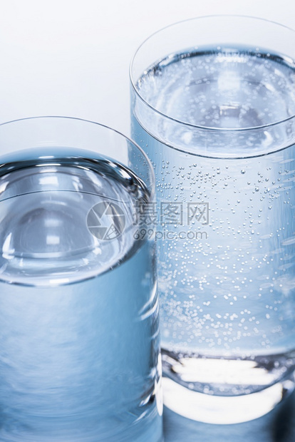 蓝色桌子上用矿物水和补杯格不入蓝底的天然光线上用矿物水和补杯格不入图片