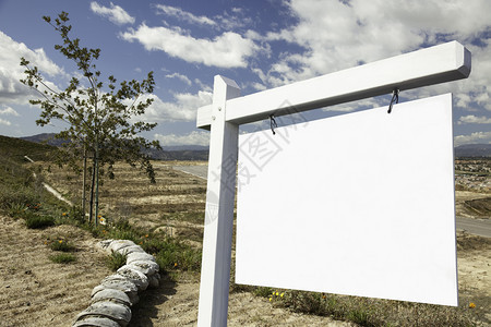 空白的房地产标志和空的建筑地块准备接受您自己的留言图片