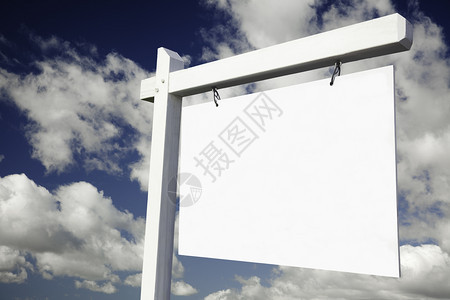 云层和天空背景上的白房地产符号准备接受您自己的留言图片