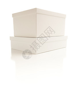 两个堆叠的白箱盖子是底的图片