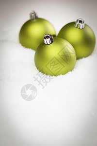 美丽的毛特绿色圣诞装饰品在雪片室为你自己的文字图片