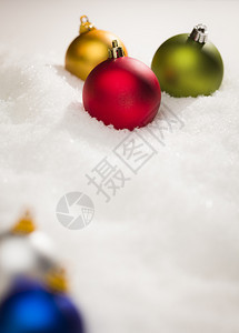 雪片房里有各种美丽的彩色圣诞装饰品写上自己的文字图片