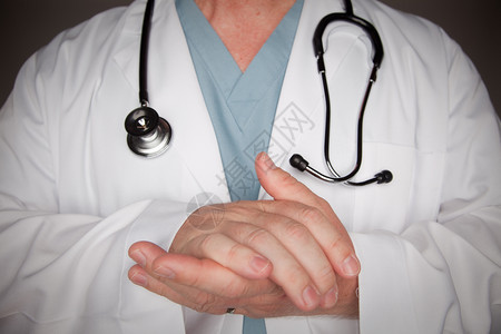男医生用实验室外套和听诊器抽取的手掌图片