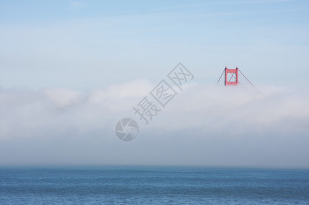 一个金门桥塔在清晨雾中达到顶峰圣弗朗西斯科加州美利坚合众国图片