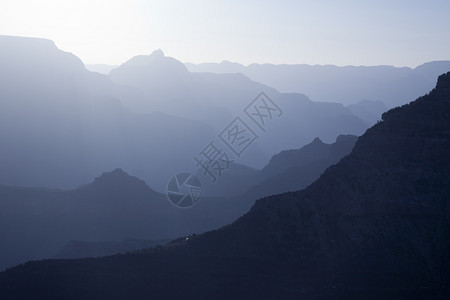 清晨大峡谷的风景层远足者小屋顶在下半层闪耀图片