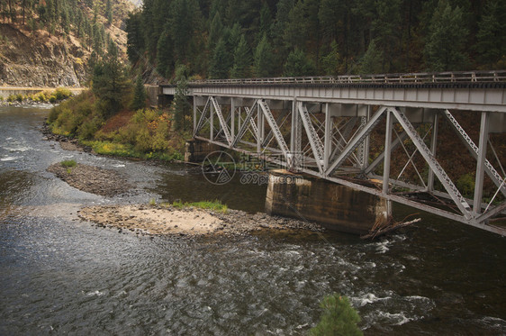 山河上的铁路桥图片