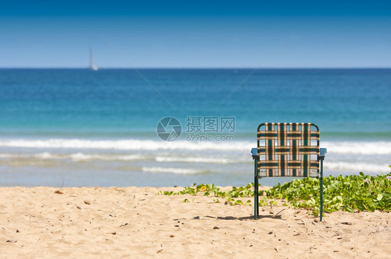 座椅坐在一个充满邀请的热带海岸上图片