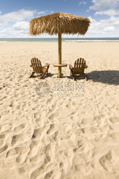 两张沙滩椅和雨伞在美丽的海洋前方上面有复制空间图片