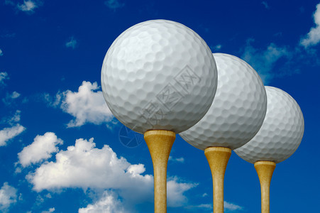 3个高尔夫球和左侧有云和天空背景3个高尔夫球和图片