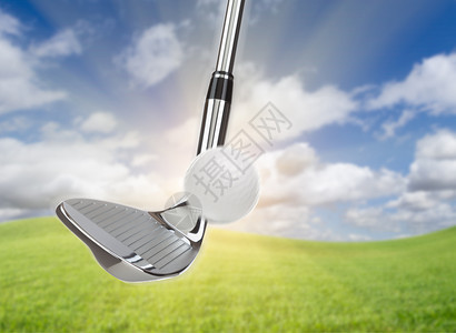 染色体高尔夫球俱乐部网铁打高尔夫球对抗草地和蓝天背景图片