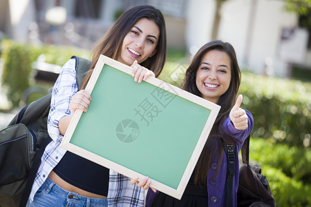 两名女学生手拿着画板图片