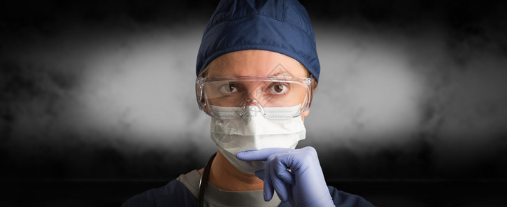 女医生或护士戴面罩和防装备的女医生或护士图片