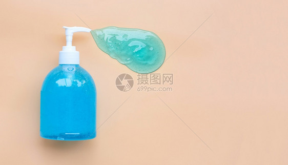在旧玫瑰彩色背景的泵瓶中用纯净剂洗液手凝胶复制空格图片