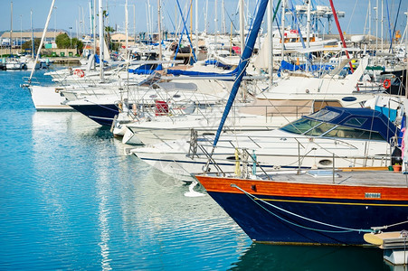 游艇和机动船停泊在Larnc码头阳光明媚的一天Cyprus图片