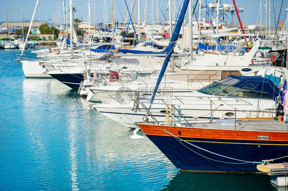 游艇和机动船停泊在Larnc码头阳光明媚的一天Cyprus图片