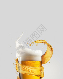 一杯含厚白泡沫的冰冷新鲜啤酒在灰色背景上喷洒复制空间酒精饮料概念图片