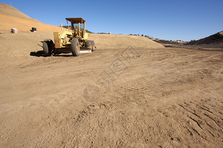 在建筑工地和土场的拖拉机背景图片