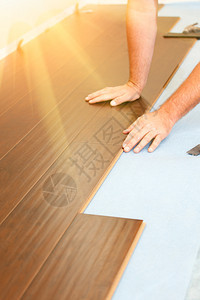 男人安装新的压层木板地抽象图片