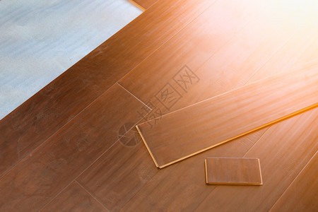 新安装的棕色层地板抽象图片