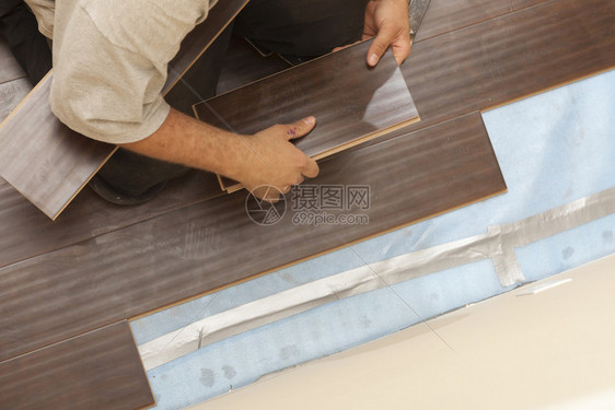 男人安装新的压层木板地抽象图片