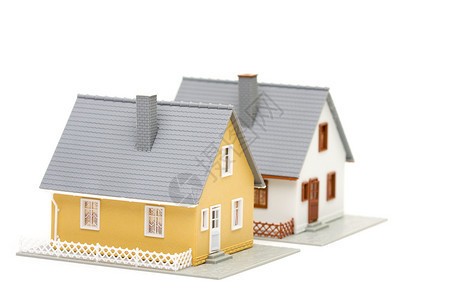一对小房子被白种背景隔离在一栋小房子里图片