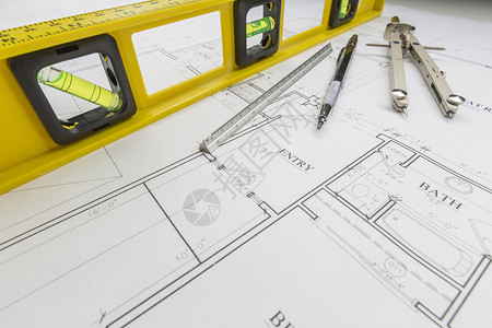 建筑水平工程铅笔标尺和指南针都以定制房屋计划为基础图片