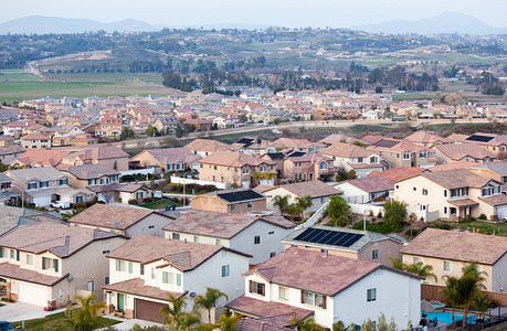 现代邻里住宅屋顶和地平线视野图片
