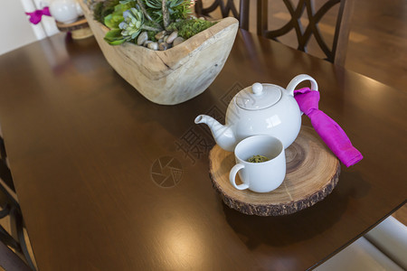 充满茶和壶的请客桌布置精美摘要图片