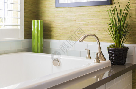 美丽的现代浴缸水龙头和地铁瓷砖图片