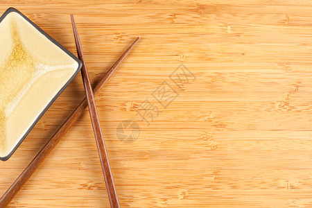 竹纹的地表背景加上竹棍和碗还有充足的文字空间图片