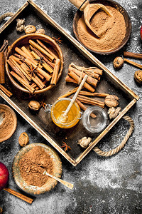 蜂蜜加地肉桂和苹果生锈背景图片