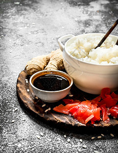 豆类食物酱和咸姜煮饭古老的生锈背景日式烹饪桌豆酱和姜汁煮饭图片